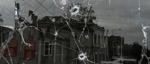 Eine zerstörte Fensterscheibe in der Stadt Dnipro.