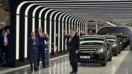 Tesla-Chef Elon Musk (r.) mit prominentem Besuch bei der Auslieferung der ersten Teslas in Grünheide