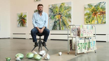 Erik Schmidt in seiner Ausstellung „Retreat“ im Kunstraum Potsdam.