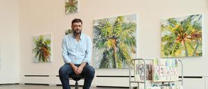Erik Schmidt in seiner Ausstellung „Retreat“ im Kunstraum Potsdam.