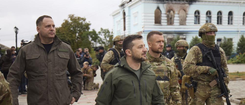 Präsident Wolodymyr Selenskyj besucht Isjum. 
