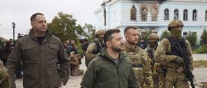 Präsident Wolodymyr Selenskyj besucht Isjum. 