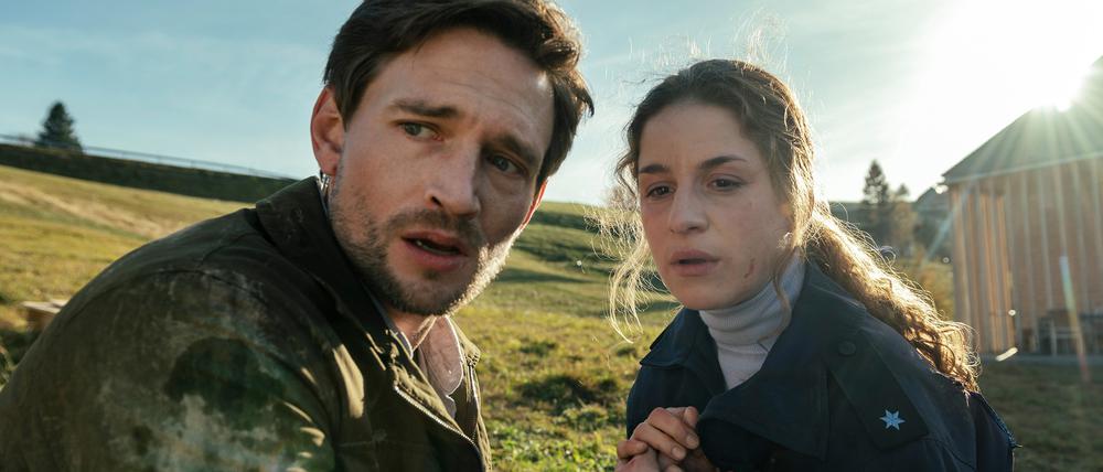 Was verbirgt der neue Landarzt Dr. Lambert (August Wittgenstein) vor Dorfpolizistin Tanja (Lou Strenger)?