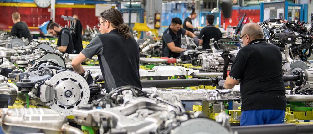 Montagemitarbeiter im Mercedes-Werk in Sindelfingen.