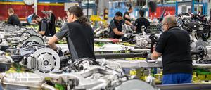 Montagemitarbeiter im Mercedes-Werk in Sindelfingen.