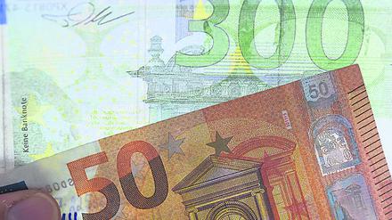 Ein falscher 300-Euro-Schein (oben) sowie eine Fälschung der neuen 50-Euro-Serie. (Symbolbild)