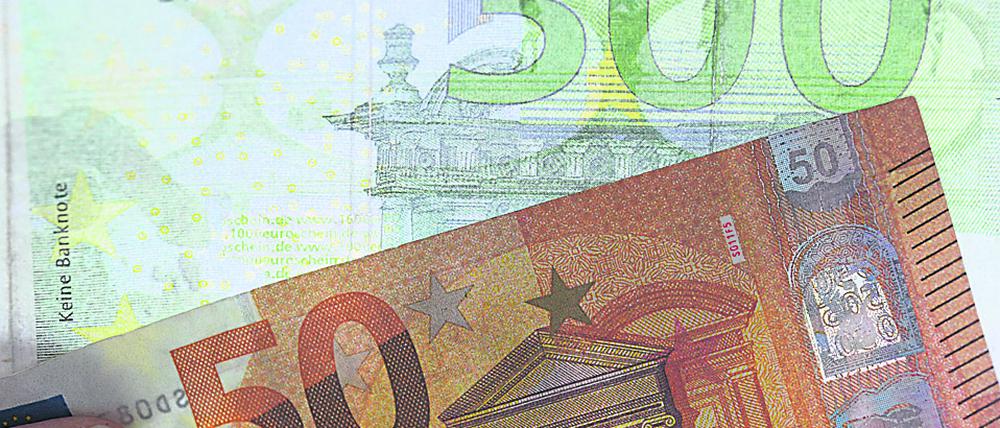 Ein falscher 300-Euro-Schein (oben) sowie eine Fälschung der neuen 50-Euro-Serie. (Symbolbild)