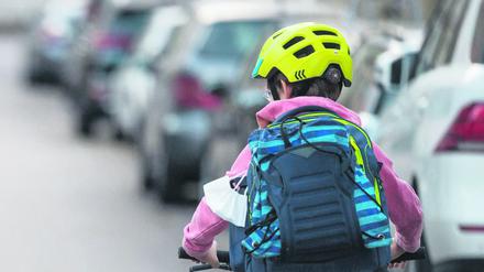 Ein Schulkind fährt mit seinem Fahrrad eine Straße entlang. Gut zwei Wochen nach der Rückkehr von Kindern und Jugendlichen aus dem Urlaub in die Schulen will die baden-württembergische Kultusministerin Schopper über den Verlauf des Unterrichts unter Corona-Bedingungen berichten. +++ dpa-Bildfunk +++