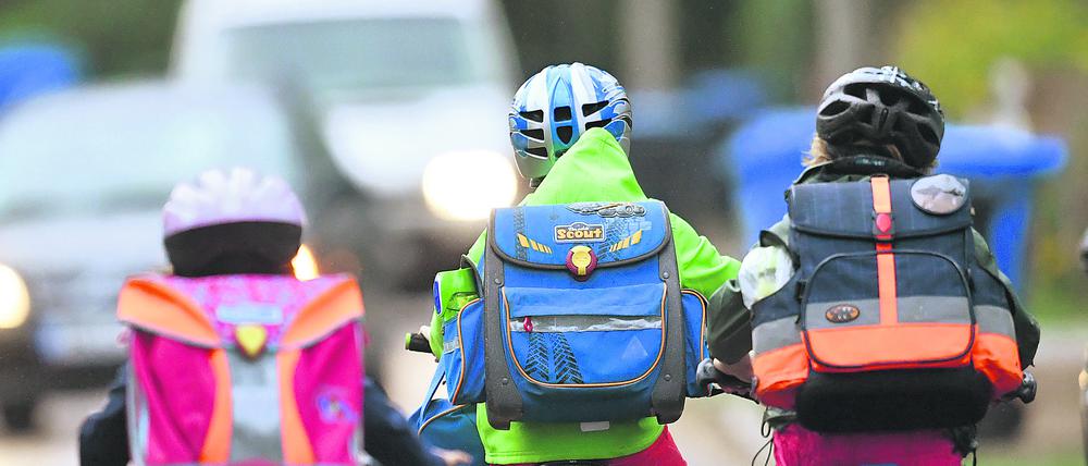 Kinder auf dem Weg zur Schule.