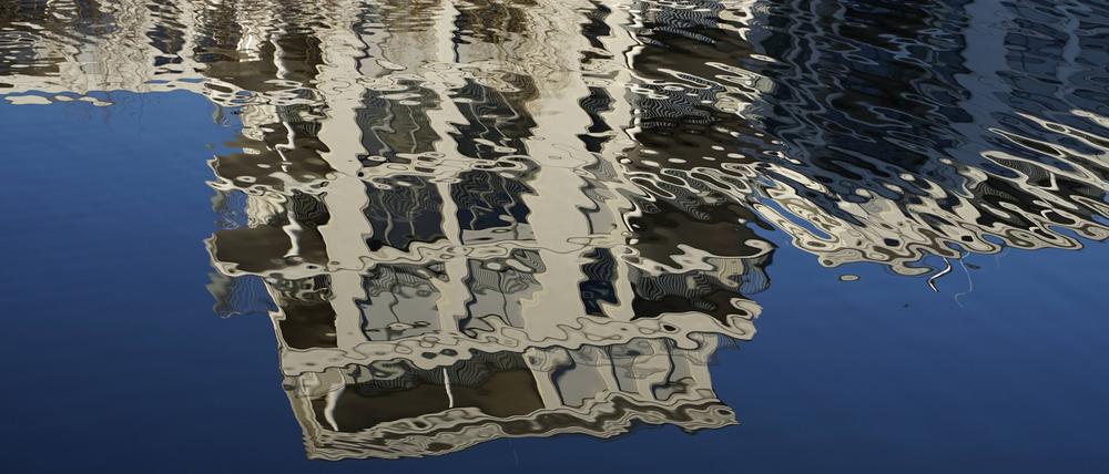 Wasserspiegelung von Neubauten am Goslarer Ufer in Berlin.