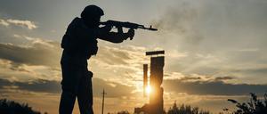 Ein Soldat steht in der Region Charkiw.