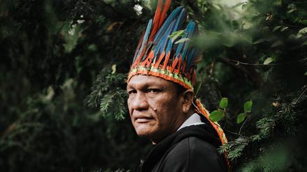Olimpio gehört zu den Anführern einer Gruppe, die als „Guajajara-Wächter“ bekannt ist. Die „Wächter“ sind Männer des Guajajara-Volkes im brasilianischen Bundesstaat Maranhão, die es sich zur Aufgabe gemacht haben, die Überbleibsel des Amazonas-Regenwaldes im Nordosten zu schützen. Hier besucht er Berlin und fordert Unterstützung an bei Anton Gerhard „Toni“ Hofreiter. Fotografiert am 8. September 2022 in Berlin.