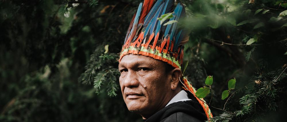 Olimpio gehört zu den Anführern einer Gruppe, die als „Guajajara-Wächter“ bekannt ist. Die „Wächter“ sind Männer des Guajajara-Volkes im brasilianischen Bundesstaat Maranhão, die es sich zur Aufgabe gemacht haben, die Überbleibsel des Amazonas-Regenwaldes im Nordosten zu schützen. Hier besucht er Berlin und fordert Unterstützung an bei Anton Gerhard „Toni“ Hofreiter. Fotografiert am 8. September 2022 in Berlin.