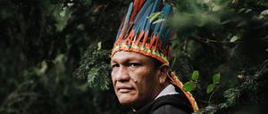 Olimpio gehört zu den Anführern einer Gruppe, die als „Guajajara-Wächter“ bekannt ist. Die „Wächter“ sind Männer des Guajajara-Volkes im brasilianischen Bundesstaat Maranhão, die es sich zur Aufgabe gemacht haben, die Überbleibsel des Amazonas-Regenwaldes im Nordosten zu schützen. Hier besucht er Berlin und fordert Unterstützung an bei Anton Gerhard „Toni“ Hofreiter. Fotografiert am 8. September 2022 in Berlin.
