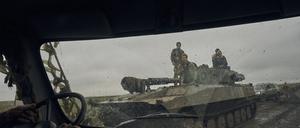 Ukrainische Panzer rücken in befreitem Gebiet bei Charkiw vor. 