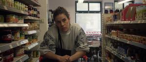 Verloren zwischen den Welten und Supermarktregalen.
Clara (Anne Schäfer) fühlt sich nirgendwo heimisch.