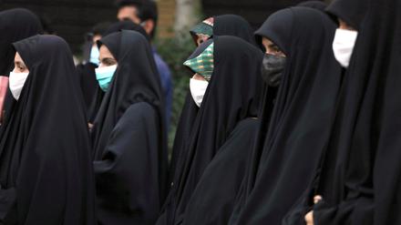 Verschleierte Frauen in Teheran.