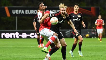 Enge Kiste. Tymoteusz Puchacz (Mitte) seht sich im Duell mit Simon Banza vom SC Braga durch.