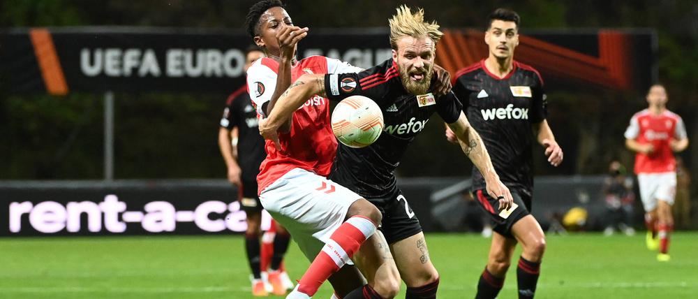 Enge Kiste. Tymoteusz Puchacz (Mitte) seht sich im Duell mit Simon Banza vom SC Braga durch.