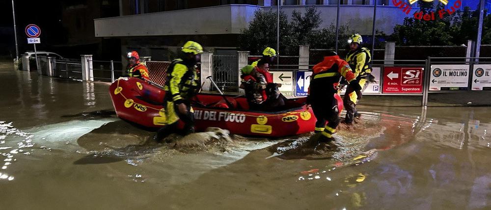 Rettungskräfte in Ancona retten Menschen auf ein Boot. 