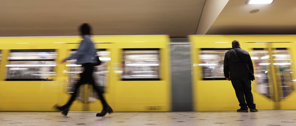 Eine U-Bahn fährt in den Bahnhof Zoologischer Garten ein.