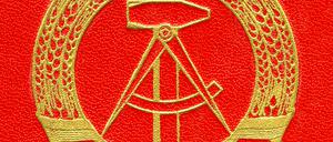 Bildnummer: 52825007  Datum: 12.06.2008  Copyright: imago/NBL Bildarchiv
Hammer, Zirkel, Ährenkranz - Wappen der DDR  , Objekte; 2008, DDR, , Deutsche Demokratische Republik Schriftzug ,; , quer, Kbdig, Einzelbild, Freisteller, Emblem, Logos,  ,  , Europa

Bildnummer 52825007 Date 12 06 2008 Copyright Imago NBL Image archive Hammer Circles Ears ring Coat of arms the GDR Objects 2008 GDR German Democratic Republic emblem horizontal Kbdig Single cut out Emblem Logo Europe 