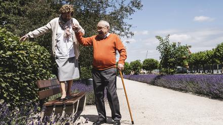 Senior couple having fun in the park, senior man helping womn to balance on bench model released Symbolfoto PUBLICATIONxINxGERxSUIxAUTxHUNxONLY UUF14943  