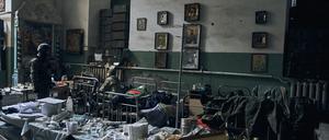 Ukrainische Soldaten inspizieren ein improvisiertes russisches Militärkrankenhaus in einer Kirche in Isjum, Region Charkiw, nach dem Rückzug russischer Truppen. 