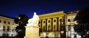Alexander von Humboldt-Denkmal vor der Humboldt-Universität im nächtlichen Berlin, Gebäude, außen, Außenansicht , Restlichtaufnahme; 2004, Berlin, Universität, Universitäten, Uni, HU, Bildung, Skulptur, Skulpturen, Statue, Statuen, abends, Abend; , quer, Kbdig, Totale, Denkmäler, Deutschland,  , Reisen, Europa
