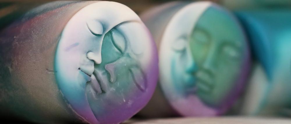 Kunstwerke: Jedes Stück wird bei „Sauberkunst“ in Handarbeit produziert. Die Mondgesichter sind besonders beliebt