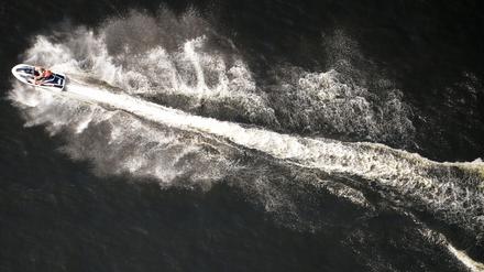 Schnell und laut: Ein Jet-Ski auf dem Wannsee.