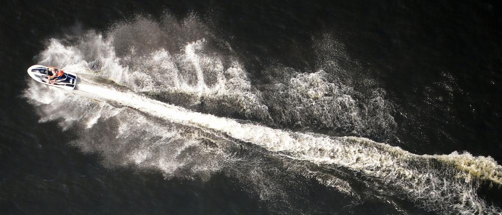 Schnell und laut: Ein Jet-Ski auf dem Wannsee.
