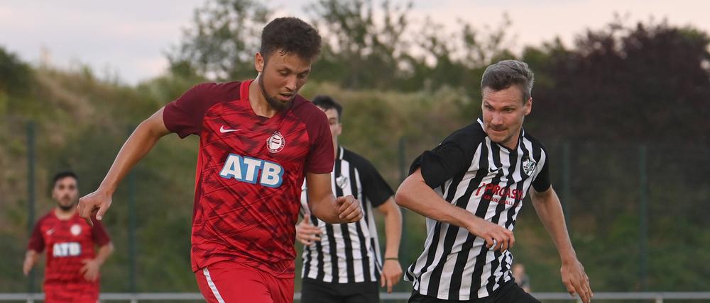 Hohe Ziele: Sparta Lichtenberg (li. Max Konrad in einem Testspiel gegen Polar Pinguin) will Meister werden. 