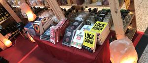 Produktpalette erweitert. Neben den Salzkristallen liegen nun verschwörungsideologische Bücher aus.