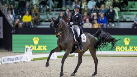 Jessica von Bredow-Werndl wollte wieder reiten, aber eine Regelung des Weltverbandes verhindert das.
