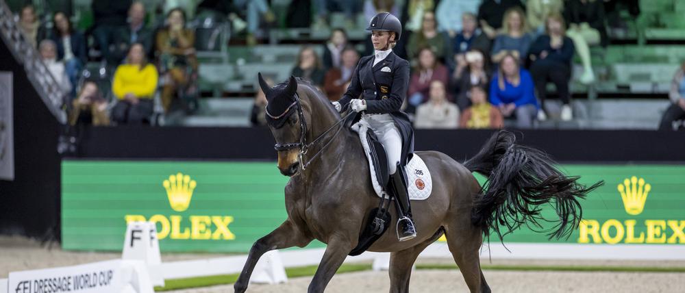 Jessica von Bredow-Werndl wollte wieder reiten, aber eine Regelung des Weltverbandes verhindert das.