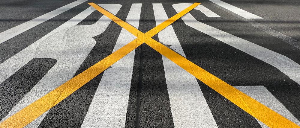 Durchgestrichen: Der Bussonderfahrstreifen auf der Clayallee zwischen Argentinischer Allee und Riemeisterstraße gilt nicht mehr.