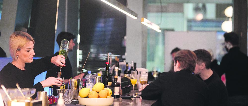 Eine Bartenderin mixt in der Bar Milano in Mitte einen Cocktail.
