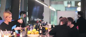 Eine Bartenderin mixt in der Bar Milano in Mitte einen Cocktail.