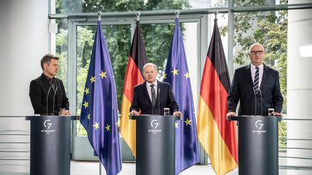 Bundeskanzler Olaf Scholz (SPD, Mitte), nimmt neben Robert Habeck (Bündnis 90/Die Grünen, links), Bundesminister für Wirtschaft und Klimaschutz, und Dietmar Woidke, (SPD), Ministerpräsident von Brandenburg, an der Pressekonferenz zum Maßnahmenpaket für die ostdeutschen Raffineriestandorte und Häfen teil. 