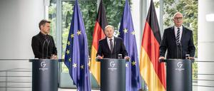Bundeskanzler Olaf Scholz (SPD, Mitte), nimmt neben Robert Habeck (Bündnis 90/Die Grünen, links), Bundesminister für Wirtschaft und Klimaschutz, und Dietmar Woidke, (SPD), Ministerpräsident von Brandenburg, an der Pressekonferenz zum Maßnahmenpaket für die ostdeutschen Raffineriestandorte und Häfen teil. 