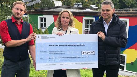 In Tempelhof überreichte Bundesumweltministerin Lemke (m.), Tempelhof-Schönebergs Bezirksbürgermeister Oltmann (r.) und dem Klimaschutzbeauftragten Fabian Krüger (l.) einen Scheck.