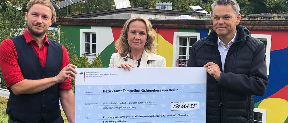 In Tempelhof überreichte Bundesumweltministerin Lemke (m.), Tempelhof-Schönebergs Bezirksbürgermeister Oltmann (r.) und dem Klimaschutzbeauftragten Fabian Krüger (l.) einen Scheck.