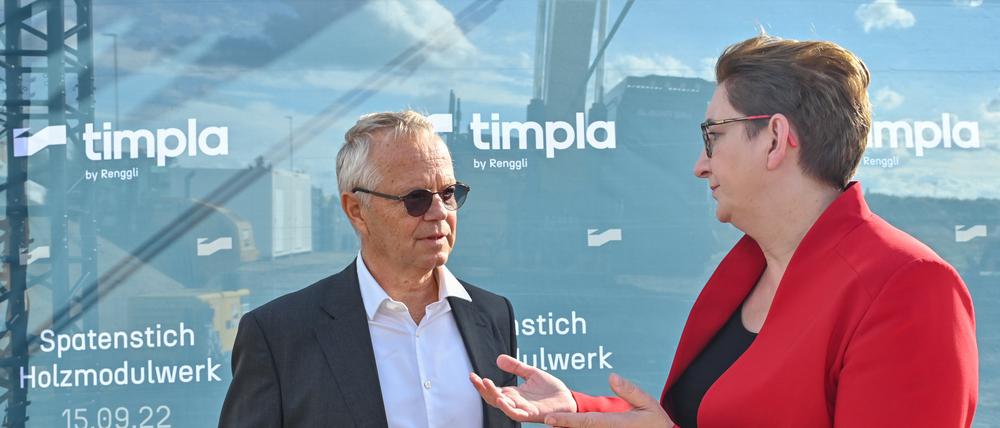 Zum Baubeginn für ein Werk von Holzmodulbauteilen unterhalten sich Max Renggli, Chef der Renggli AG, und Klara Geywitz (SPD), Bundesministerin für Bau und Wohnen.