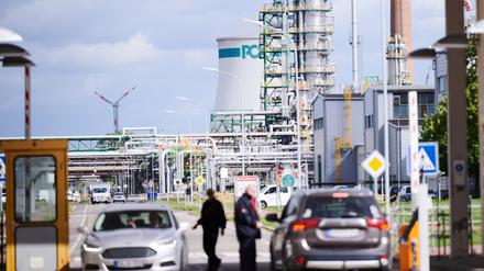 Zwei Autos werden am Eingang der PCK-Raffinerie in Schwedt kontrolliert.