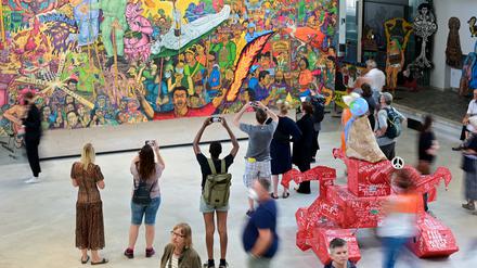 Besucher der Documenta stehen im Hallenbad Ost vor der Kunst des indonesischen Kollektivs Taring Padi.