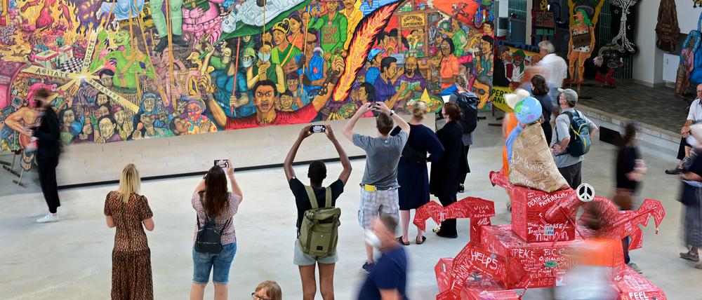 Besucher der Documenta stehen im Hallenbad Ost vor der Kunst des indonesischen Kollektivs Taring Padi. 