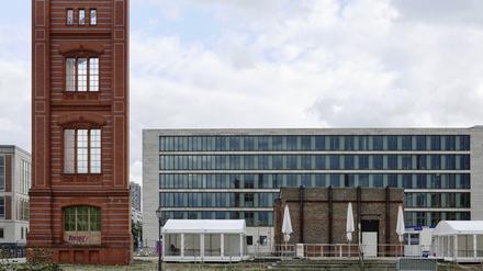 Die Schinkelsche Bauakademie hat vier Ecken. Eine steht schon. Die Musterfassade wurde in den Jahren 2001 / 2002 vom Bil­dungsverein Bautechnik im Maßstab 1:1  errichtet.