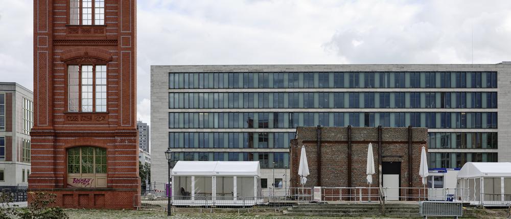Die Schinkelsche Bauakademie hat vier Ecken. Eine steht schon. Die Musterfassade wurde in den Jahren 2001 / 2002 vom Bildungsverein Bautechnik im Maßstab 1:1 errichtet.