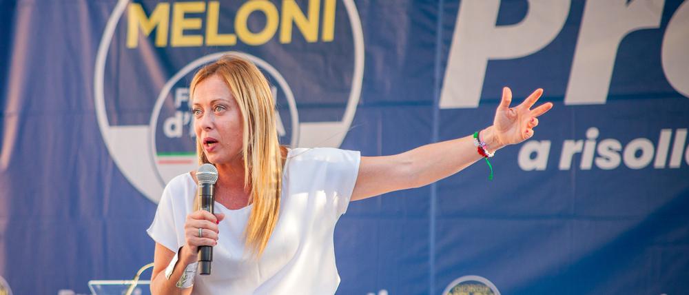Giorgia Meloni, Vorsitzende der rechtsextremen Partei Fratelli d’Italia, spricht bei einem Wahlkampfauftritt in Mailand.